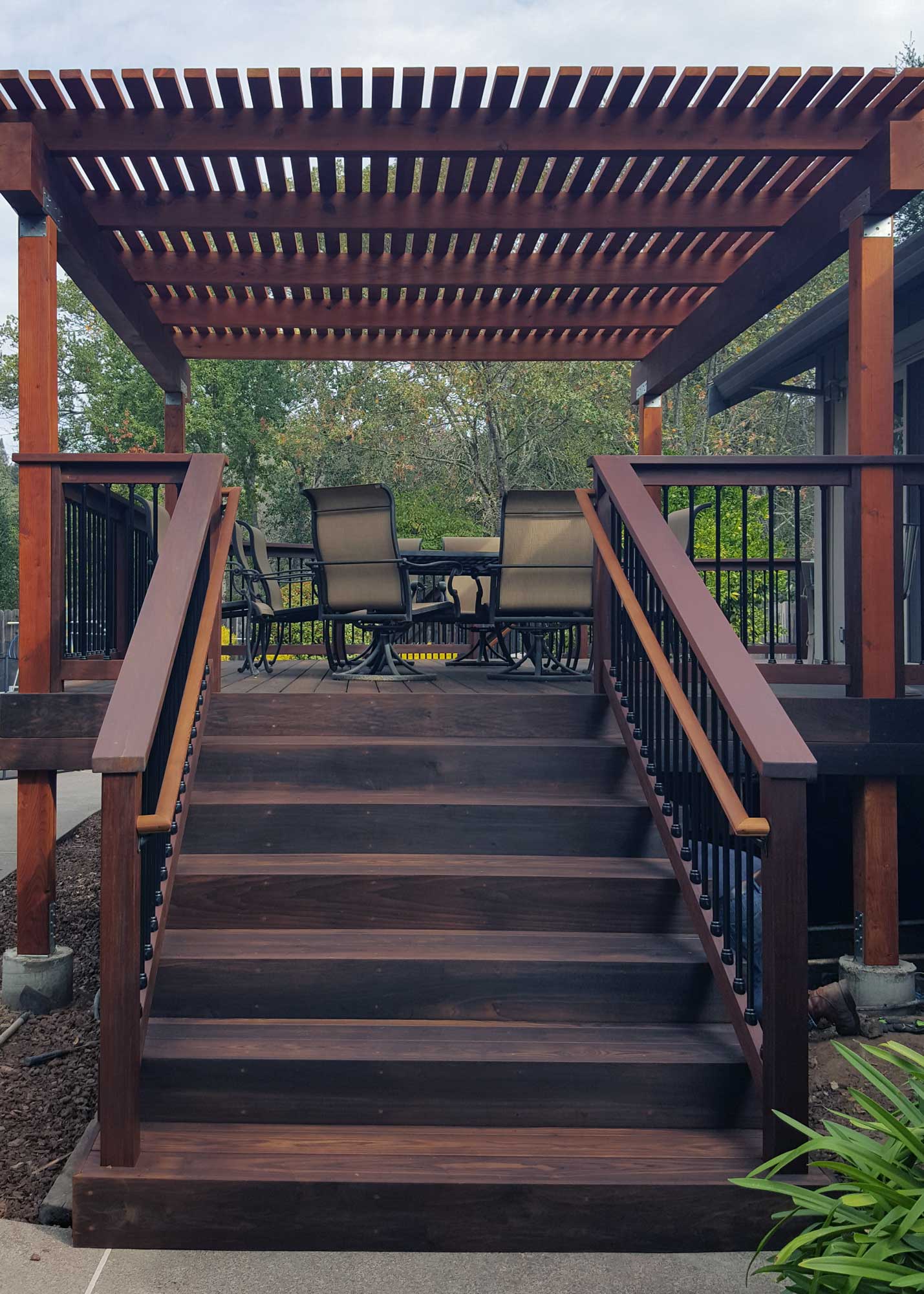 Americana-deck-with-cedar-patio-coverVert