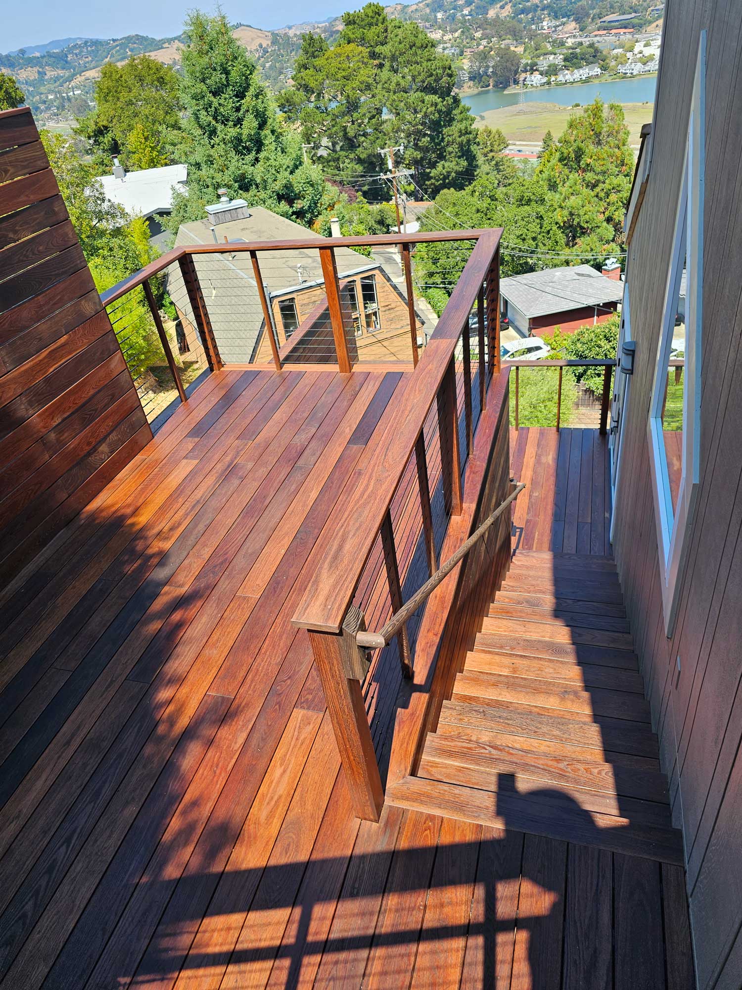 Americana oak deck with black stainless steel cable and privacy screen in Mill-Valley, CA
