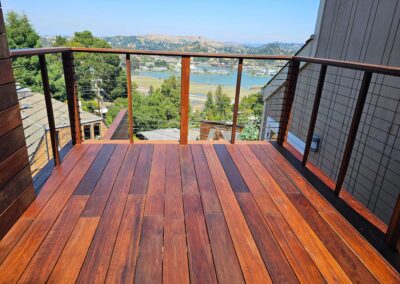 Americana oak deck with black stainless steel cable and privacy screen in Mill-Valley, CA