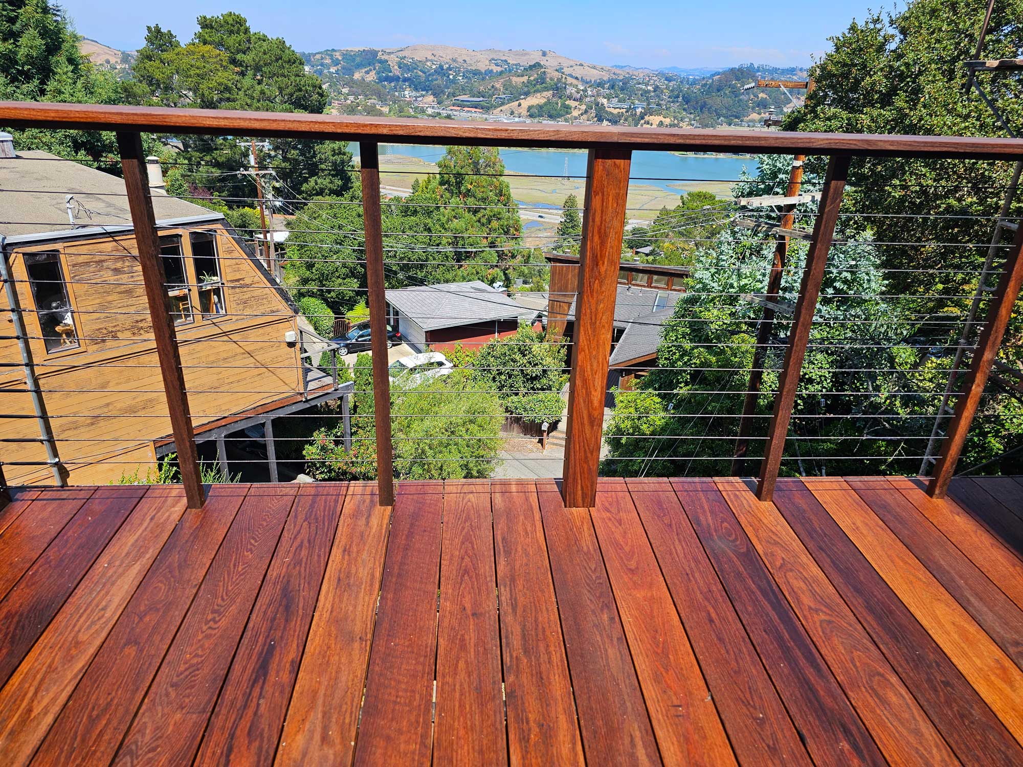 Mill-Valley,-CA-Americana-oak-deck-with-black-stainless-steel-cable-and-privacy-screen-6