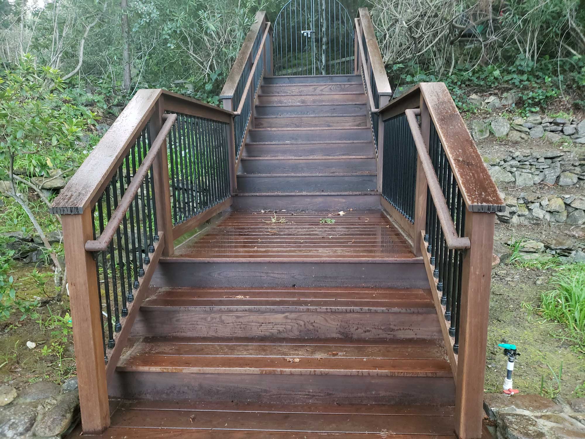 Santa-Rosa,-CA-near-Anadel.-Americana-oak-staircase-with-hidden-fastening-and-Cutek-Extreme-clear-finish.-Americana-rail-with-Titan-SnapNLock-aluminum-balusters-stairway